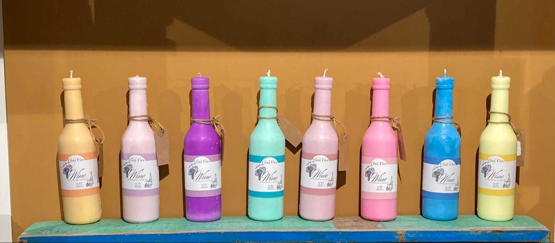 Handgemaakte wijnfleskaars van duurzame koolzaadwas in ivoor van Viini Fire.